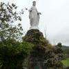 vierge au sommet du rocher et prie-dieu
