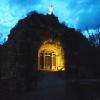 chapelle monolithique de nuit