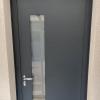 Installation d'une porte d'entrée aluminium. 
