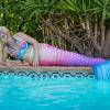 Sirène professionnelle au bord d'une piscine 