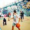 Le playground : Un terrain de basket et de football. 