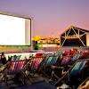 Le cinéma en plein air sur le toit en été. 