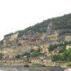 depuis la rivière, vue imprenable sur La Roque Gageac dans son ensemble