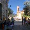 Le marché des artisans se tient sur la place de l'église , le dimanche.
