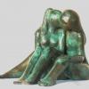 Francesca : "Confidences", sculpture en bronze numérotée et signée, 23 cm x 18 cm x 17 cm