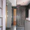 Une salle de bains style hôtel chic sur le Canal Saint Martin