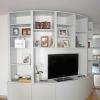 Meuble créé sur mesure pour épouser le mur arrondi de ce salon du 15e arrondissement par Laurence Garrisson