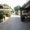 A gauche les terrasses des restaurants 