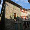 Dans la Grand Rue, les façades des maisons anciennes ont été plusieurs fois remaniées entre les XIIe et XVIIe siècles.