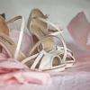Détail: les chaussures de la mariée, des Repettos à lanières et talons.