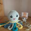 Dany la pieuvre bleue est un doudou d’une immense douceur et rempli de tendresse.
Une belle idée de cadeau de naissance écologique.
Dany la pieuvre bleue est crochetée en 100 % coton bio. 
Vous pouvez la retrouver en boutique.
https://larcencieldeghis.com/produits/dany-la-pieuvre-bleue401/
