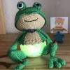 La veilleuse grenouille offrira à votre enfant un sentiment de sécurité la nuit.
Idéal pour faire de beaux rêves et réconforter bébé pendant ses nuits.
Elle peut servir en décoration.
N'hésitez pas de visiter ma boutique 
larcencieldeghis.com