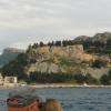 En quittant le port, vue sur l'une des plages de Cassis, sous le château