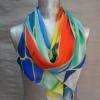 Foulard coloré en mousseline de soie satin de marque Giles Hévair. Dessine et imprimé à Lyon, ce foulard femme en soie est un véritable produit made in Lyon !