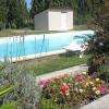 Vue sur la piscine sécurisée