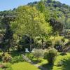 Le jardin et le sommet de La Rhune, l'emblème du Pays Basque, vus depuis le gîte.
