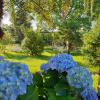 Jardin clos , son salon de jardin et ses chaises longues