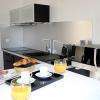 Cuisine bien équipée: four mixte( micro ondes+four), induction, nespresso, lave-linge.