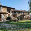 La façade du gîte avec les belles pierres