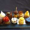 Nos pâtisseries créatives et originales réalisées en 3 tailles : Gâteaux de soirée, desserts individuels et gâteaux à partager.