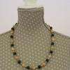 Collier en Perles de Jade Verte et Jaune, et grains de riz métal argenté.
Monté sur câble acier.
Fermoir Bouée Fleur en métal argenté vieilli.
Poids : 37 g
Longueur : 47 cm