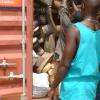Chargement d'un container au Burkina Faso.