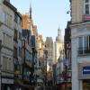 Sur la place du Vieux-Marché, vue sur le Gros-Horloge et la cathédrale.
