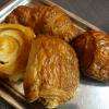 pain au chocolat, croissant, brioche, pain aux raisins... toute la viennoiserie est fabriquée par les pâtissiers sur place.