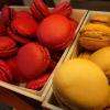 Découvrez les délicieux macarons aux parfums assortis ! N° des ventes : caramel à la fleur de sel et chocolat, mais aussi framboise, pistache, citron, rose, cassis-violette, praliné, café, vanille-chocolat.... 100% maison