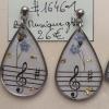 Boucles d'oreilles, résine sur mesure avec une déco musique,  fleurs séchées.  Base acier inoxydable hypoallergénique 