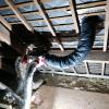 Isolation d'un comble par soufflage et remplacement d'une ventilation mécanique contrôlée