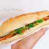  Banh Mi Thit vietnamiens, faits maison ! Qu'est ce qu'il y a dans le Banh Mi Thit vietnamien ? De la viande de porc marinée ainsi que des tranches de saucisses vietnamiennes, des carottes, des concombres, de la coriandre ! Tous les samedis, nous vous proposons 2 sortes de Banh Mi Thit, avec piment, et sans piment, pour satisfaire le plus de monde ! 