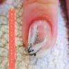 Nail art fleural sur french manucure.