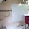 Dans le plus pur classicisme et haut en couleur.
Banc dans la douche et chaise escamotable pour un plus grand confort.