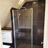 Douche italienne dans un cadre contemporain.