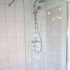 Remplacement d'une baignoire par une superbe douche épurée. 