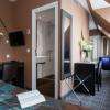 Douche à l'italienne WC, 22 à 24 m², 1 à 4 personnes Lit 160x200, Sofa 140x190, Literie avec sur-matelas.
Equipements de la chambre :
Double vitrage, Climatisation réversible, bureau de travail, Wi-Fi gratuit haut débit, Téléphone direct, Coffre fort, Porte bagage, TV LCD écran plat Chaînes TNT, Canal+, chaînes d'informations, de sport, de cinéma, chaînes étrangères.

Equipements de la salle de bain :
Robinetterie Grohe équipée de mousseur Ligne de produit Pascal Morabito.
Distributeur des produits PM par Eco-pompe, Sèche cheveux, Miroir grossissant