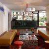 le bar 'le Patio' ouvert sur le patio intérieur de l'établissement, calme et paisible