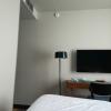 Rien à voir avec les très jolies photos montrées par l'hôtel ! Blanc et gris, déprimant au possible.