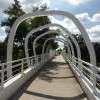 la passerelle qui relie l’hôtel au parc