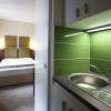 Toutes nos chambres sont équipées de kitchenette (plaques, réfrigérateur, micro-onde, vaisselle)