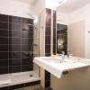 Salle de bain avec douche ou baignoire