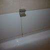 les joints de la baignoire, avant nettoyage.
