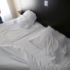 le lit, une fois la couette soulevée, qui semblait avoir accueilli une personne avant notre arrivée.