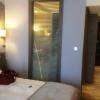de l'espace nuit vers la salle de bain (en transparence)