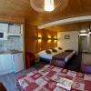 Chambre Pour 2 adultes et 1 enfant en famille ou entre amis. avec un coin cuisine, un balcon ouvrant sur les montagnes et la pointe de Nyon. Salle de bain avec Bain/douche et sèche cheveux et produits de toilettes. Coffre fort, TV écran plat. Grand lit de Queen Size et 1 lit simple. Chambre confortable et cosy à l'hôtel Les Côtes à Morzine