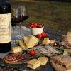 Un plateau de spécialités médocaines accompagné d'une bouteille de nos vins des Domaines Rollan de By, peuvent être servis dans le jardin de l'hôtel pour le dîner.