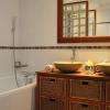 Les salles de bain des chambres Supérieures et Deluxes sont équipées de baignoire, douche à pluie tropicale et double vasques.