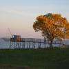 Paysage du Médoc : l'estuaire de la Gironde et ses carrelets.