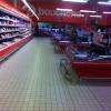 Boucherie au loin avec sont rayons libre service